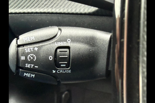 Peugeot e-208 EV GT Première 50 kWh, Panoramadak, achteruitrijcamera, stoelverwarming, 1/2 lederen sportinterieur, 17 inch
