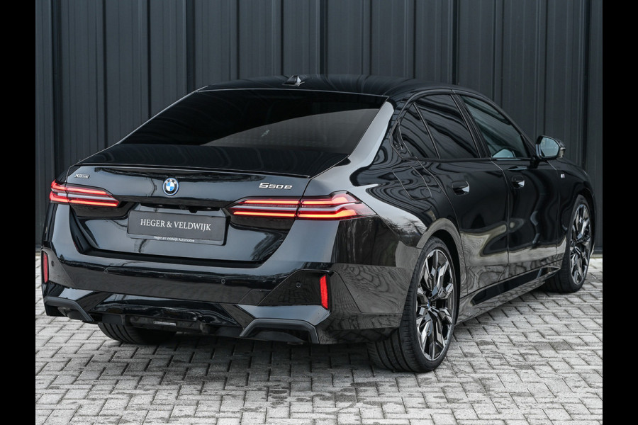 BMW 5 Serie 550e xDrive M Sport pro · Driving Assistant Professional · Stoel verwarming en ventilatie · Adaptive Suspension · Iconic Glow ·