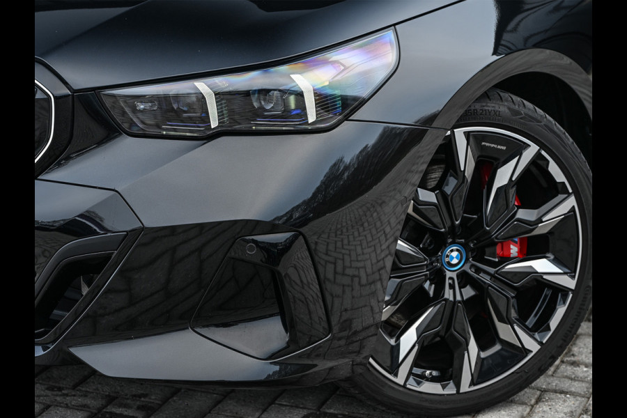 BMW 5 Serie 550e xDrive M Sport pro · Driving Assistant Professional · Stoel verwarming en ventilatie · Adaptive Suspension · Iconic Glow ·