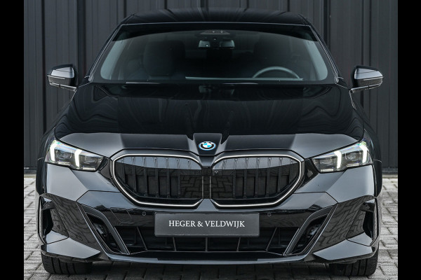 BMW 5 Serie 550e xDrive M Sport pro · Driving Assistant Professional · Stoel verwarming en ventilatie · Adaptive Suspension · Iconic Glow ·