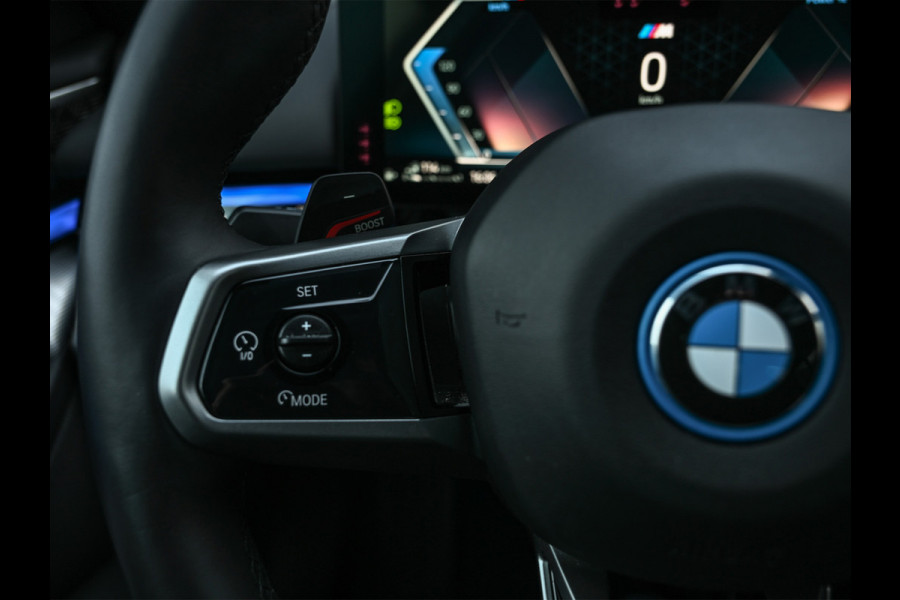 BMW 5 Serie 550e xDrive M Sport pro · Driving Assistant Professional · Stoel verwarming en ventilatie · Adaptive Suspension · Iconic Glow ·