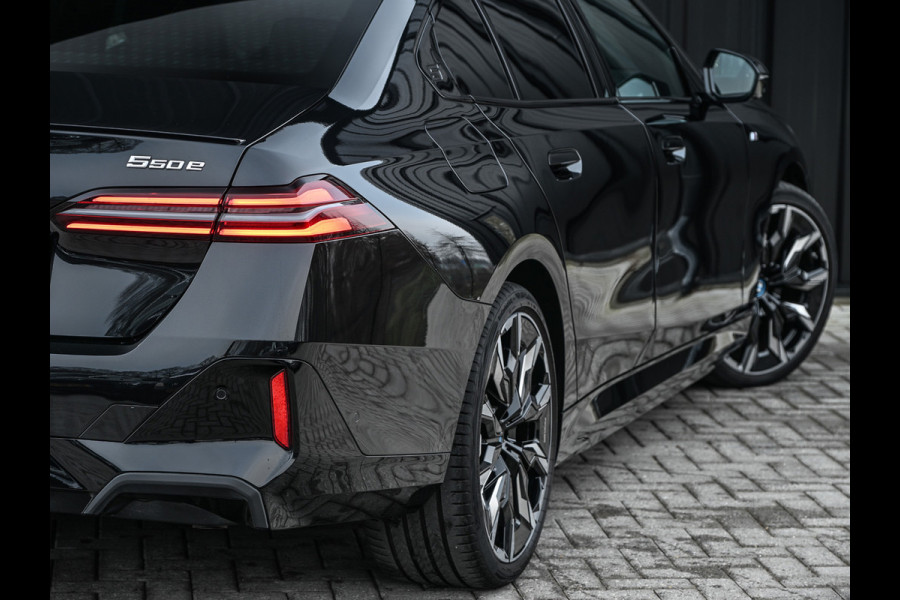 BMW 5 Serie 550e xDrive M Sport pro · Driving Assistant Professional · Stoel verwarming en ventilatie · Adaptive Suspension · Iconic Glow ·