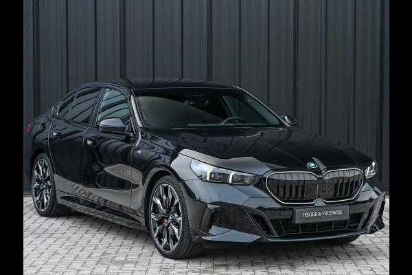 BMW 5 Serie 550e xDrive M Sport pro · Driving Assistant Professional · Stoel verwarming en ventilatie · Adaptive Suspension · Iconic Glow ·