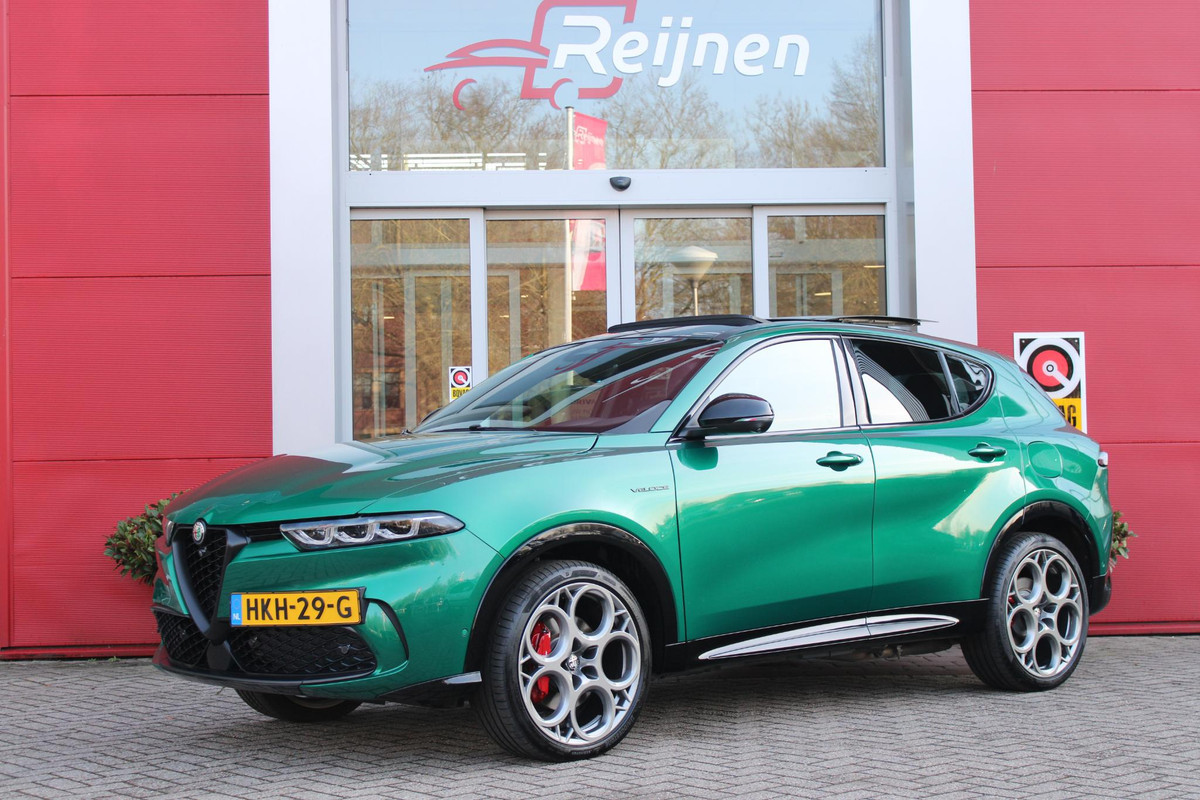 Alfa Romeo Tonale PHEV 280PK VELOCE | PANORAMISCH SCHUIF / KANTELDAK | LEDEREN BEKLEDING | VOORSTOELEN / STUUR VERWARMD | VOORSTOELEN GEVENTILEERD | VOORSTOELEN ELEKTRISCH VERSTELBAAR | DRAADLOOS APPLE CARPLAY / ANDROID AUTO | 360° CAMERA | AUTOMATISCH DIMMENDE BUITENSPIEGELS | 20"INCH LICHTMETALEN VELGEN | ADAPTIVE CRUISE CONTROL | KEYLESS ENTRY / START | ELEKTRISCH BEDIENBARE ACHTERKLEP | DRAADLOZE TELEFOONLADER | AMBIENT LIGHTING | DONKERE HEMELBEKLEDING | SCHAKELFLIPPERS AAN HET STUUR | VERWARMDE RUITENSPROEIERS |