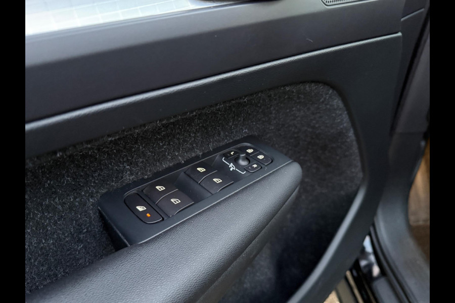 Volvo XC40 2.0 T4 190PK INSCRIPTION AUTOMAAT 20-INCH NAVI LUXE NAP CARPLAY