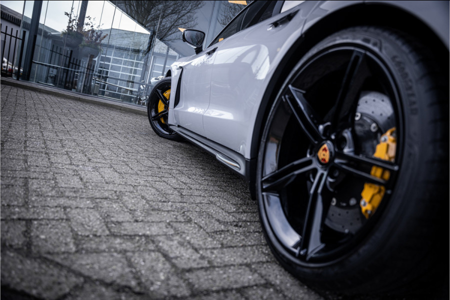 Porsche Taycan GTS 93 kWh ** PCCB ** PDLS+ ** HUD ** Panodak ** Sport Design Carbon ** 4WS NP 190K ** Rijbereik tot 504km (WLTP)