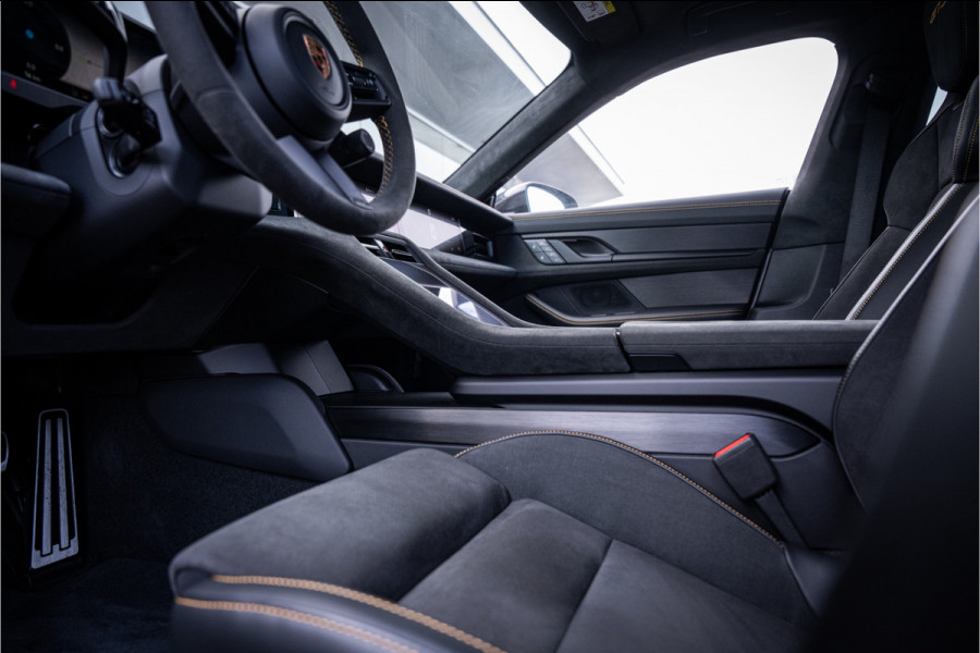 Porsche Taycan GTS 93 kWh ** PCCB ** PDLS+ ** HUD ** Panodak ** Sport Design Carbon ** 4WS NP 190K ** Rijbereik tot 504km (WLTP)