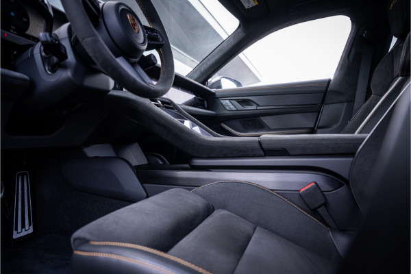 Porsche Taycan GTS 93 kWh ** PCCB ** PDLS+ ** HUD ** Panodak ** Sport Design Carbon ** 4WS NP 190K ** Rijbereik tot 504km (WLTP)