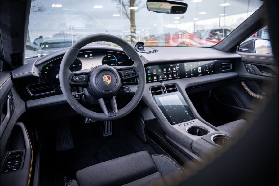 Porsche Taycan GTS 93 kWh ** PCCB ** PDLS+ ** HUD ** Panodak ** Sport Design Carbon ** 4WS NP 190K ** Rijbereik tot 504km (WLTP)