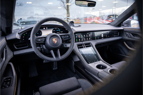 Porsche Taycan GTS 93 kWh ** PCCB ** PDLS+ ** HUD ** Panodak ** Sport Design Carbon ** 4WS NP 190K ** Rijbereik tot 504km (WLTP)