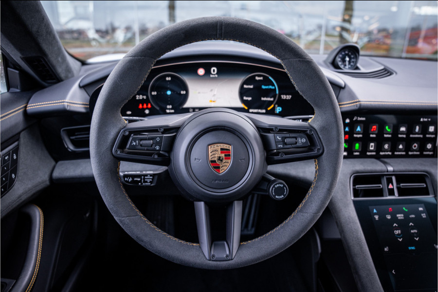 Porsche Taycan GTS 93 kWh ** PCCB ** PDLS+ ** HUD ** Panodak ** Sport Design Carbon ** 4WS NP 190K ** Rijbereik tot 504km (WLTP)