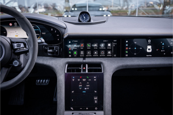 Porsche Taycan GTS 93 kWh ** PCCB ** PDLS+ ** HUD ** Panodak ** Sport Design Carbon ** 4WS NP 190K ** Rijbereik tot 504km (WLTP)