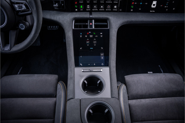 Porsche Taycan GTS 93 kWh ** PCCB ** PDLS+ ** HUD ** Panodak ** Sport Design Carbon ** 4WS NP 190K ** Rijbereik tot 504km (WLTP)