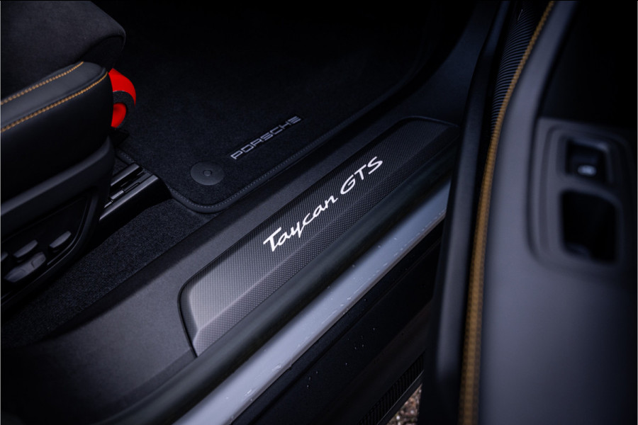 Porsche Taycan GTS 93 kWh ** PCCB ** PDLS+ ** HUD ** Panodak ** Sport Design Carbon ** 4WS NP 190K ** Rijbereik tot 504km (WLTP)