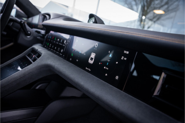 Porsche Taycan GTS 93 kWh ** PCCB ** PDLS+ ** HUD ** Panodak ** Sport Design Carbon ** 4WS NP 190K ** Rijbereik tot 504km (WLTP)