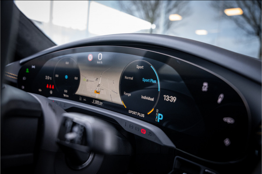 Porsche Taycan GTS 93 kWh ** PCCB ** PDLS+ ** HUD ** Panodak ** Sport Design Carbon ** 4WS NP 190K ** Rijbereik tot 504km (WLTP)