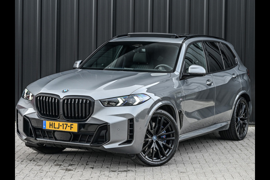 BMW X5 xDrive50e 490pk M Sport Pro | Panorama dak | Luchtvering | Comfort Access | Soft Close | Trekhaak | Shadowline Lights | Comfort Seats | 4-Zone Climate | Driving Assistant Prof. | Harman/Kardon | Ambient Ai