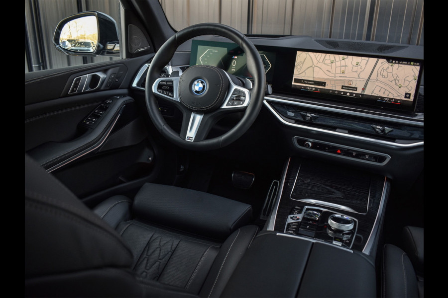 BMW X5 xDrive50e 490pk M Sport Pro | Panorama dak | Luchtvering | Comfort Access | Soft Close | Trekhaak | Shadowline Lights | Comfort Seats | 4-Zone Climate | Driving Assistant Prof. | Harman/Kardon | Ambient Ai