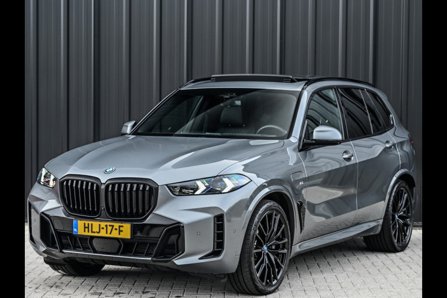 BMW X5 xDrive50e 490pk M Sport Pro | Panorama dak | Luchtvering | Comfort Access | Soft Close | Trekhaak | Shadowline Lights | Comfort Seats | 4-Zone Climate | Driving Assistant Prof. | Harman/Kardon | Ambient Ai