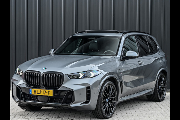 BMW X5 xDrive50e 490pk M Sport Pro | Panorama dak | Luchtvering | Comfort Access | Soft Close | Trekhaak | Shadowline Lights | Comfort Seats | 4-Zone Climate | Driving Assistant Prof. | Harman/Kardon | Ambient Ai
