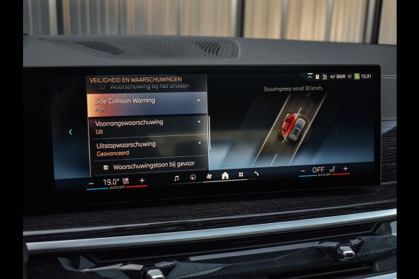 BMW X5 xDrive50e 490pk M Sport Pro | Panorama dak | Luchtvering | Comfort Access | Soft Close | Trekhaak | Shadowline Lights | Comfort Seats | 4-Zone Climate | Driving Assistant Prof. | Harman/Kardon | Ambient Ai