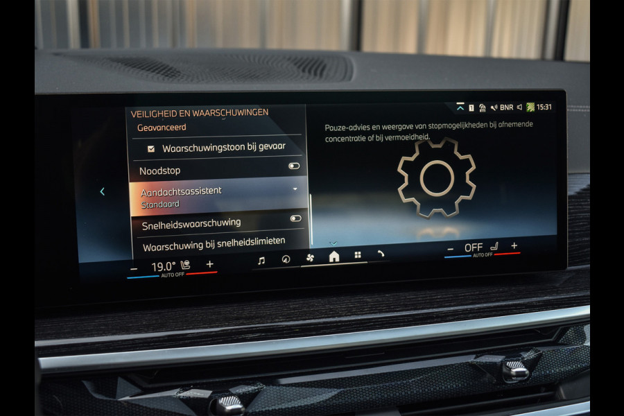 BMW X5 xDrive50e 490pk M Sport Pro | Panorama dak | Luchtvering | Comfort Access | Soft Close | Trekhaak | Shadowline Lights | Comfort Seats | 4-Zone Climate | Driving Assistant Prof. | Harman/Kardon | Ambient Ai