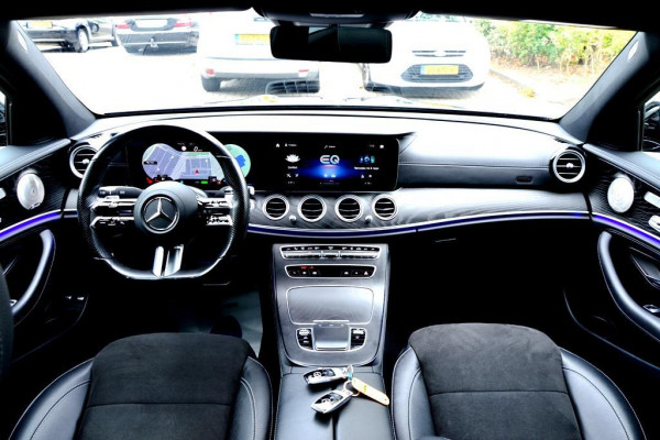 Mercedes-Benz E-Klasse 300 e AMG LEDER/NAVI/PANO/BURMESTER®