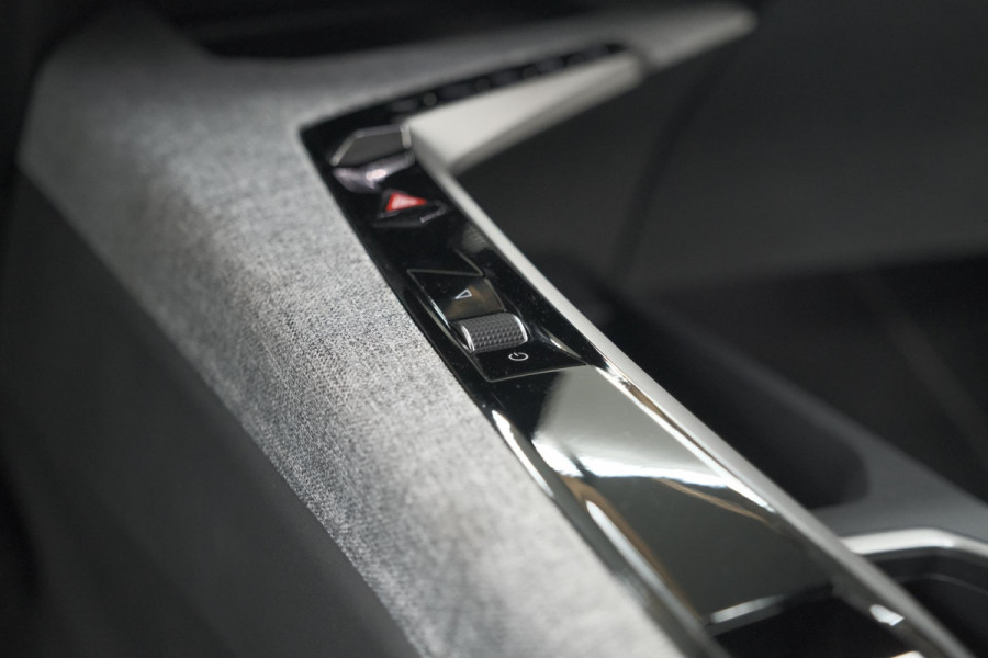 Peugeot 5008 Hybrid 136 e-DCS6 Allure | 7 Zitplaatsen | Camera | Stoelverwarming | Panoramic Navigation pack