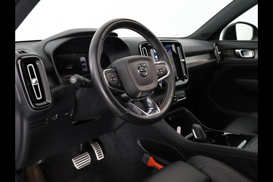 Volvo XC40 P8 AWD R-DESIGN ACCU SOH 93% GARANTIE 11-2030* BEREIK 462 KM WLTP. NL AUTO. BIJNA 2021.PARKEERSENSOREN V+A . 360 CAMERA V+A . APPLE CARPLAY & ADNROID AUTO . STOEL -EN STUURVERWARMING