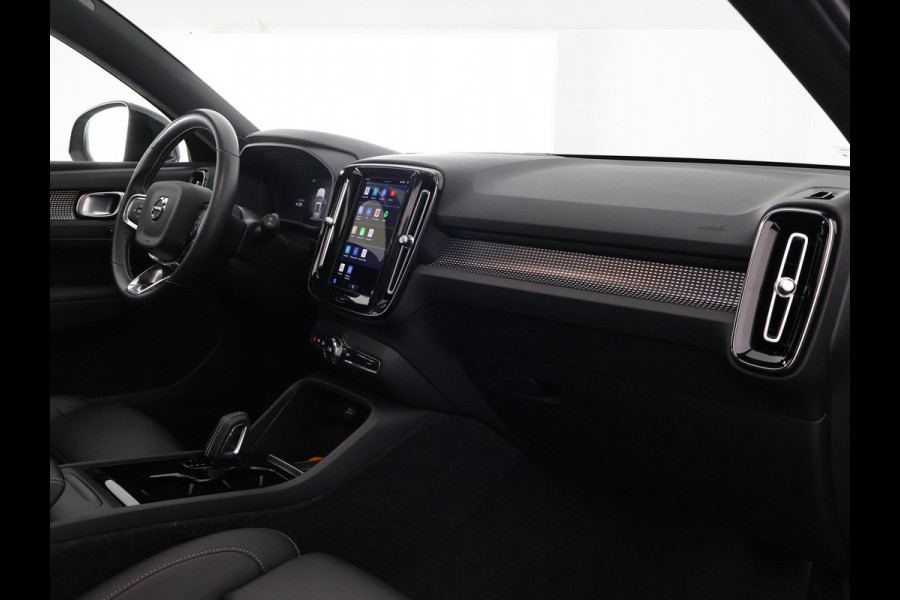 Volvo XC40 P8 AWD R-DESIGN ACCU SOH 93% GARANTIE 11-2030* BEREIK 462 KM WLTP. NL AUTO. BIJNA 2021.PARKEERSENSOREN V+A . 360 CAMERA V+A . APPLE CARPLAY & ADNROID AUTO . STOEL -EN STUURVERWARMING