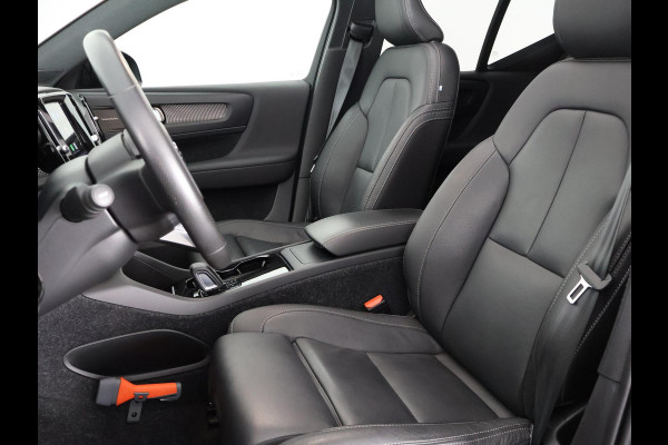 Volvo XC40 P8 AWD R-DESIGN ACCU SOH 93% GARANTIE 11-2030* BEREIK 462 KM WLTP. NL AUTO. BIJNA 2021.PARKEERSENSOREN V+A . 360 CAMERA V+A . APPLE CARPLAY & ADNROID AUTO . STOEL -EN STUURVERWARMING