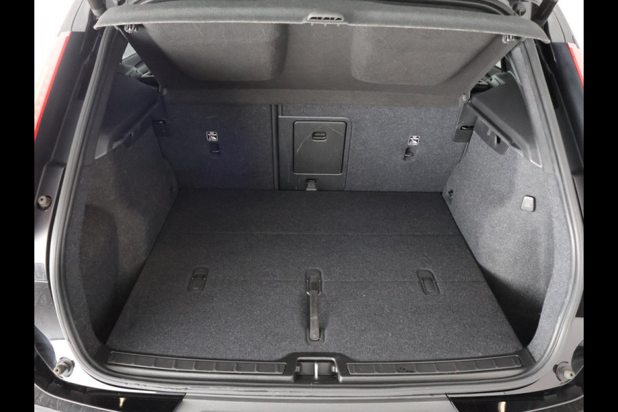 Volvo XC40 P8 AWD R-DESIGN ACCU SOH 93% GARANTIE 11-2030* BEREIK 462 KM WLTP. NL AUTO. BIJNA 2021.PARKEERSENSOREN V+A . 360 CAMERA V+A . APPLE CARPLAY & ADNROID AUTO . STOEL -EN STUURVERWARMING