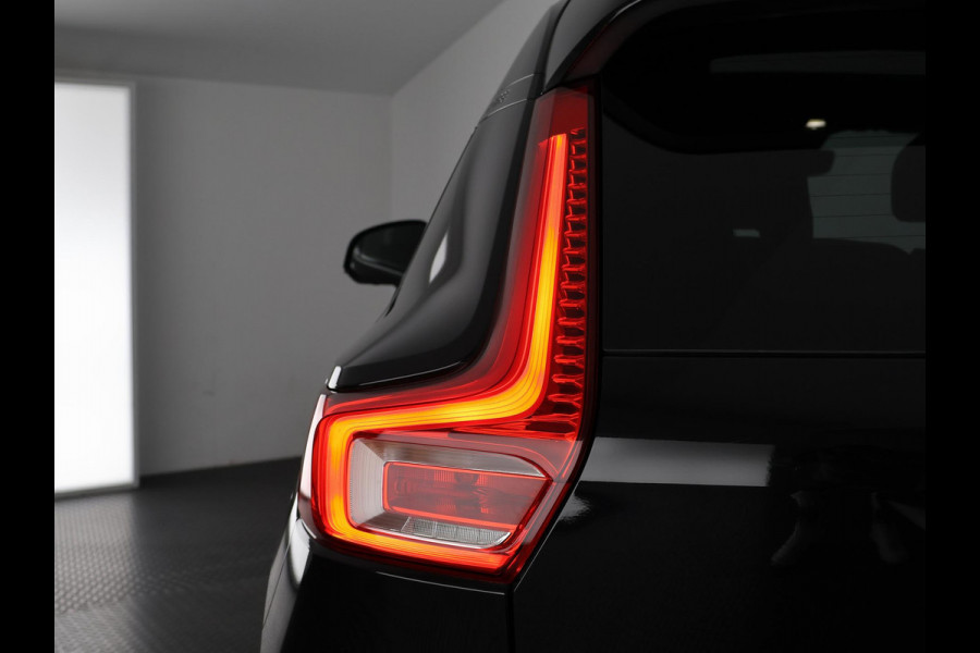 Volvo XC40 P8 AWD R-DESIGN ACCU SOH 93% GARANTIE 11-2030* BEREIK 462 KM WLTP. NL AUTO. BIJNA 2021.PARKEERSENSOREN V+A . 360 CAMERA V+A . APPLE CARPLAY & ADNROID AUTO . STOEL -EN STUURVERWARMING