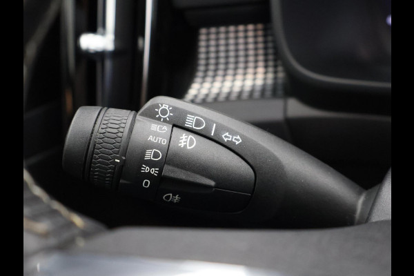 Volvo XC40 P8 AWD R-DESIGN ACCU SOH 93% GARANTIE 11-2030* BEREIK 462 KM WLTP. NL AUTO. BIJNA 2021.PARKEERSENSOREN V+A . 360 CAMERA V+A . APPLE CARPLAY & ADNROID AUTO . STOEL -EN STUURVERWARMING
