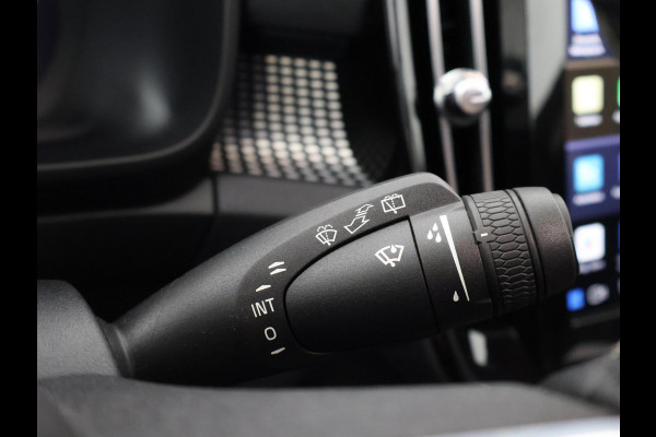 Volvo XC40 P8 AWD R-DESIGN ACCU SOH 93% GARANTIE 11-2030* BEREIK 462 KM WLTP. NL AUTO. BIJNA 2021.PARKEERSENSOREN V+A . 360 CAMERA V+A . APPLE CARPLAY & ADNROID AUTO . STOEL -EN STUURVERWARMING
