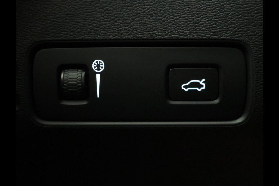 Volvo XC40 P8 AWD R-DESIGN ACCU SOH 93% GARANTIE 11-2030* BEREIK 462 KM WLTP. NL AUTO. BIJNA 2021.PARKEERSENSOREN V+A . 360 CAMERA V+A . APPLE CARPLAY & ADNROID AUTO . STOEL -EN STUURVERWARMING