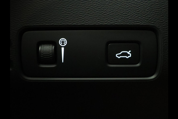 Volvo XC40 P8 AWD R-DESIGN ACCU SOH 93% GARANTIE 11-2030* BEREIK 462 KM WLTP. NL AUTO. BIJNA 2021.PARKEERSENSOREN V+A . 360 CAMERA V+A . APPLE CARPLAY & ADNROID AUTO . STOEL -EN STUURVERWARMING
