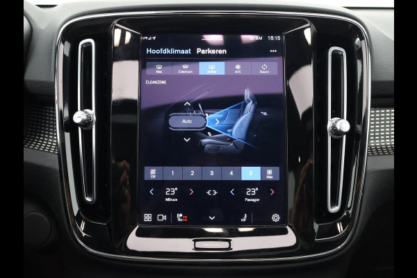 Volvo XC40 P8 AWD R-DESIGN ACCU SOH 93% GARANTIE 11-2030* BEREIK 462 KM WLTP. NL AUTO. BIJNA 2021.PARKEERSENSOREN V+A . 360 CAMERA V+A . APPLE CARPLAY & ADNROID AUTO . STOEL -EN STUURVERWARMING