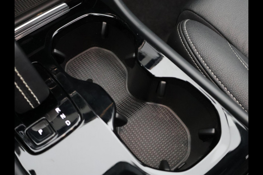 Volvo XC40 P8 AWD R-DESIGN ACCU SOH 93% GARANTIE 11-2030* BEREIK 462 KM WLTP. NL AUTO. BIJNA 2021.PARKEERSENSOREN V+A . 360 CAMERA V+A . APPLE CARPLAY & ADNROID AUTO . STOEL -EN STUURVERWARMING