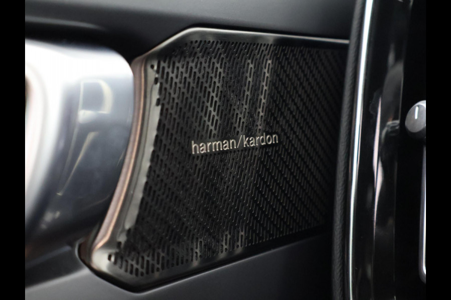 Volvo XC40 P8 AWD R-DESIGN ACCU SOH 93% GARANTIE 11-2030* BEREIK 462 KM WLTP. NL AUTO. BIJNA 2021.PARKEERSENSOREN V+A . 360 CAMERA V+A . APPLE CARPLAY & ADNROID AUTO . STOEL -EN STUURVERWARMING