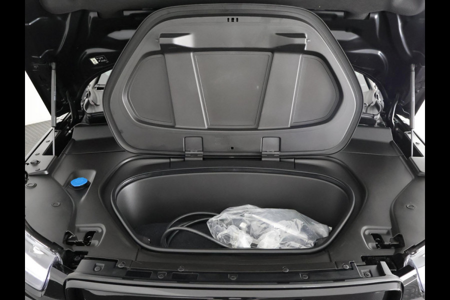 Volvo XC40 P8 AWD R-DESIGN ACCU SOH 93% GARANTIE 11-2030* BEREIK 462 KM WLTP. NL AUTO. BIJNA 2021.PARKEERSENSOREN V+A . 360 CAMERA V+A . APPLE CARPLAY & ADNROID AUTO . STOEL -EN STUURVERWARMING