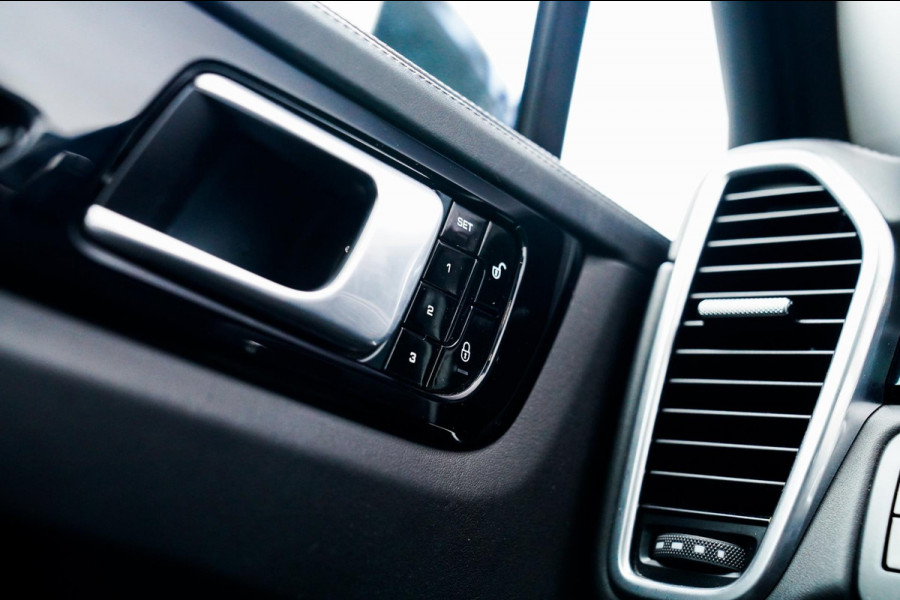 Porsche Cayenne 3.0 E-Hybrid | Sport Chrono | Panorama | Luxe Leder | Luchtvering | Bose Surround sound | Soft Close | Luchtvering