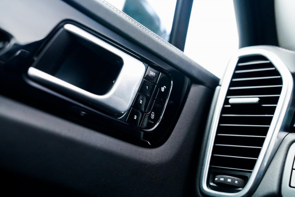 Porsche Cayenne 3.0 E-Hybrid | Sport Chrono | Panorama | Luxe Leder | Luchtvering | Bose Surround sound | Soft Close | Luchtvering