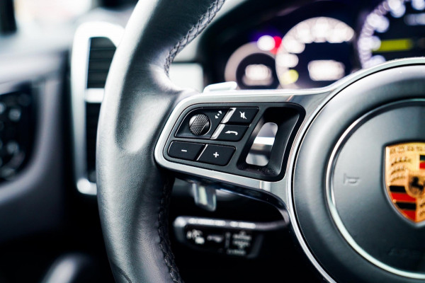 Porsche Cayenne 3.0 E-Hybrid | Sport Chrono | Panorama | Luxe Leder | Luchtvering | Bose Surround sound | Soft Close | Luchtvering