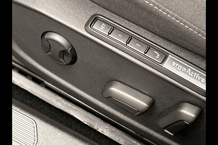 Volkswagen Golf 1.5 eTSI Life Business Navigatie Massage Stoel&stuur verwarming Orgineel Nederlands