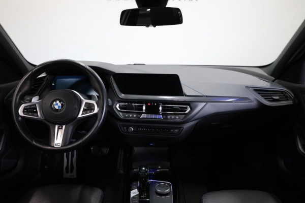 BMW 1-serie M135i xDrive 306+PK M-PERFORMANCE/LED/VIRTUAL/SFEER/PANO/LEER+S.VERWARMING/CAM/LMV/ACC/ECC/12 MND GARANTIE!