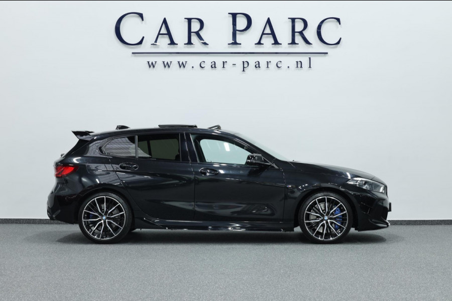 BMW 1-serie M135i xDrive 306+PK M-PERFORMANCE/LED/VIRTUAL/SFEER/PANO/LEER+S.VERWARMING/CAM/LMV/ACC/ECC/12 MND GARANTIE!