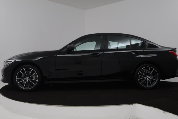 BMW 3-serie 330i Executive Edition (ACHTERUITRIJCAMERA, NAVIGATIE, HEAD-UP DISPLAY, PARKEERSENSOREN, DEALER ONDERHOUDEN)