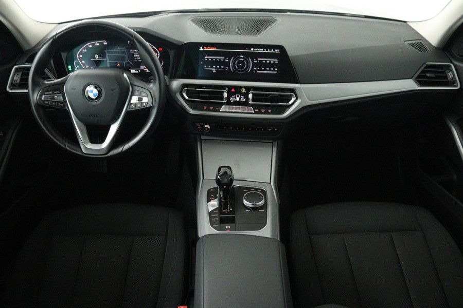 BMW 3-serie 330i Executive Edition (ACHTERUITRIJCAMERA, NAVIGATIE, HEAD-UP DISPLAY, PARKEERSENSOREN, DEALER ONDERHOUDEN)