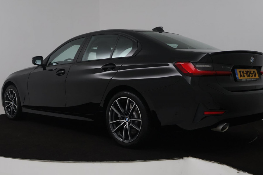 BMW 3-serie 330i Executive Edition (ACHTERUITRIJCAMERA, NAVIGATIE, HEAD-UP DISPLAY, PARKEERSENSOREN, DEALER ONDERHOUDEN)